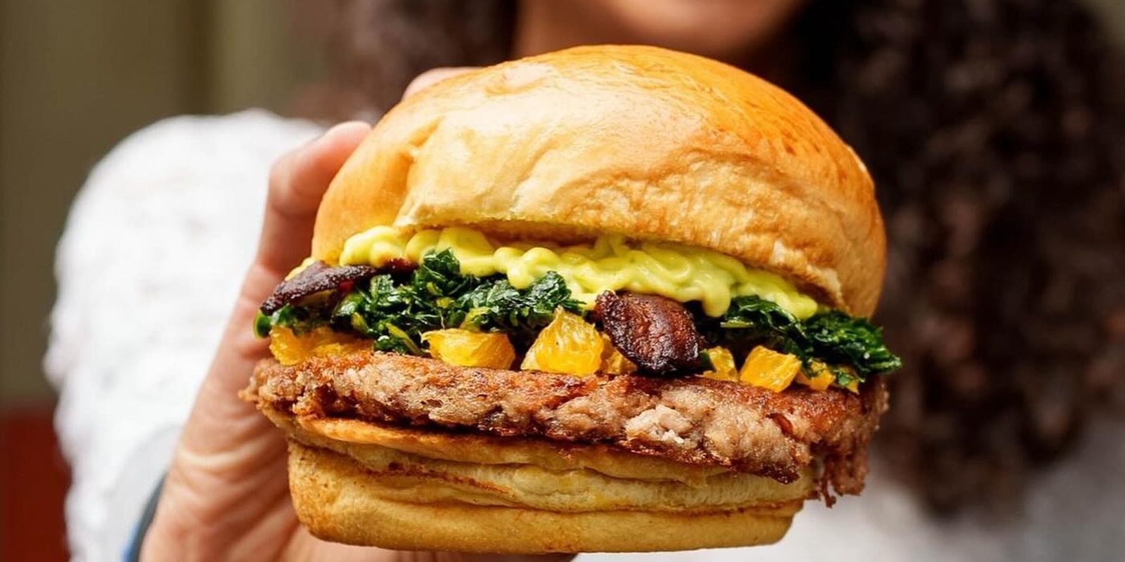 Photo du burger Brazuca, steak de feijoada, chou vert et orange, chez Snack Brasil, le meilleur restaurant brésilien pour fêter un anniversaire à Lyon 9, Vaise, près du métro Valmy