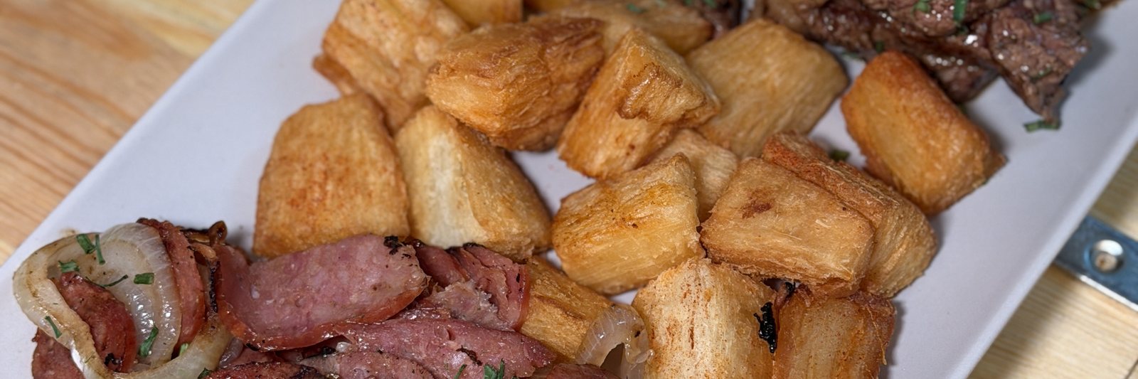 Photo du plat picanha, mandioca et calabresa aux oignons, carte du restaurant brésilien Snack Brasil à Lyon