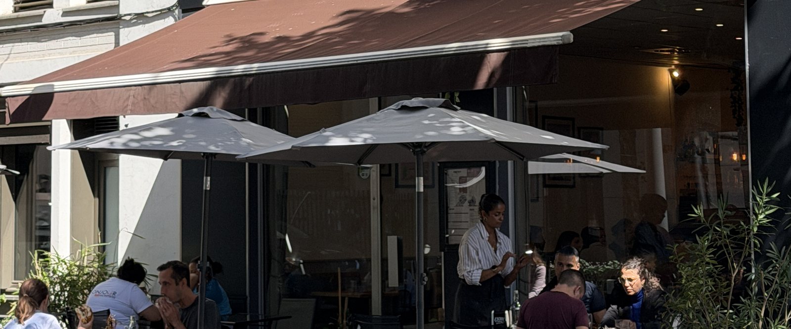 Photo de la terrasse du Snack Brasil rue de Bourgogne, repas de groupe et privatisation à Lyon 9