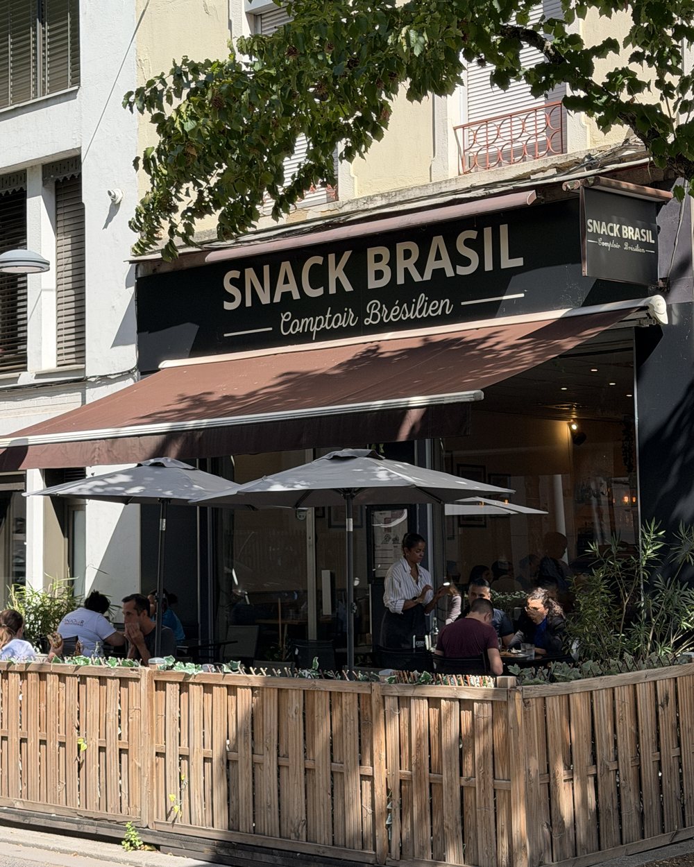 Photo de la façade et de la terrasse en bois du Snack Brasil, privatisation en exclusivité à Lyon 9