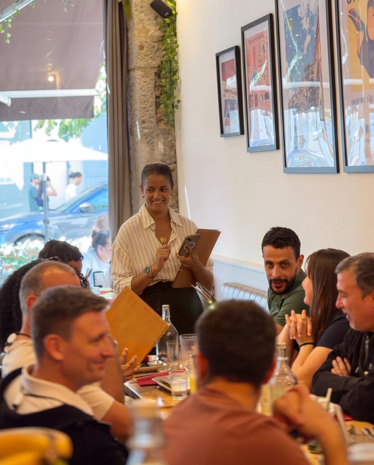 Photo de Camila qui prend la commande d'une grande tablée d'amis dans la salle du Snack Brasil, privatisation à Lyon 9