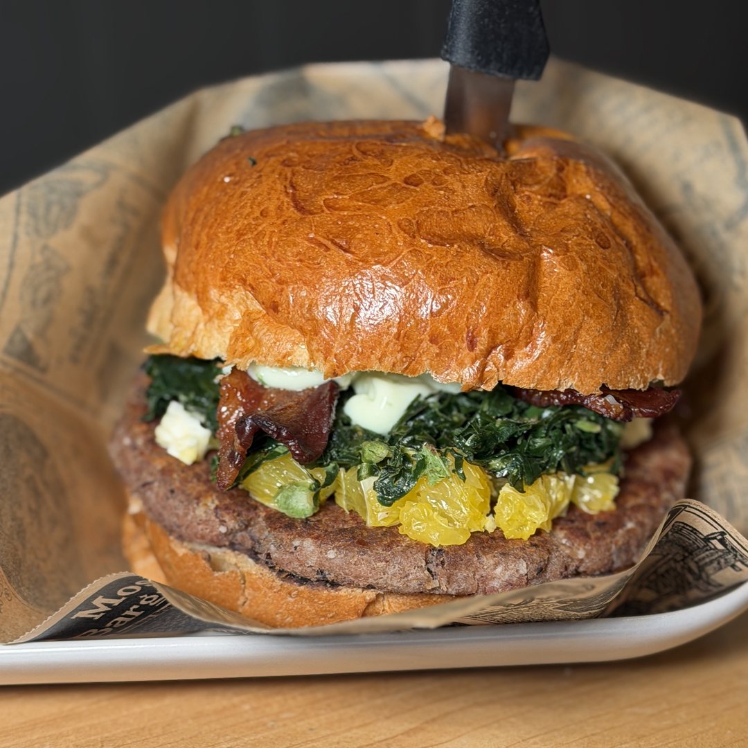 Photo du burger Brazuca au chou vert et à l'orange, burgers du restaurant brésilien à Lyon